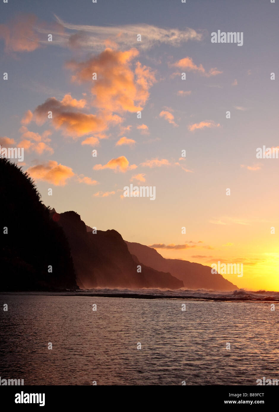 Sun l'impostazione off di Na Pali in terreno non lavorato Kauai Foto Stock