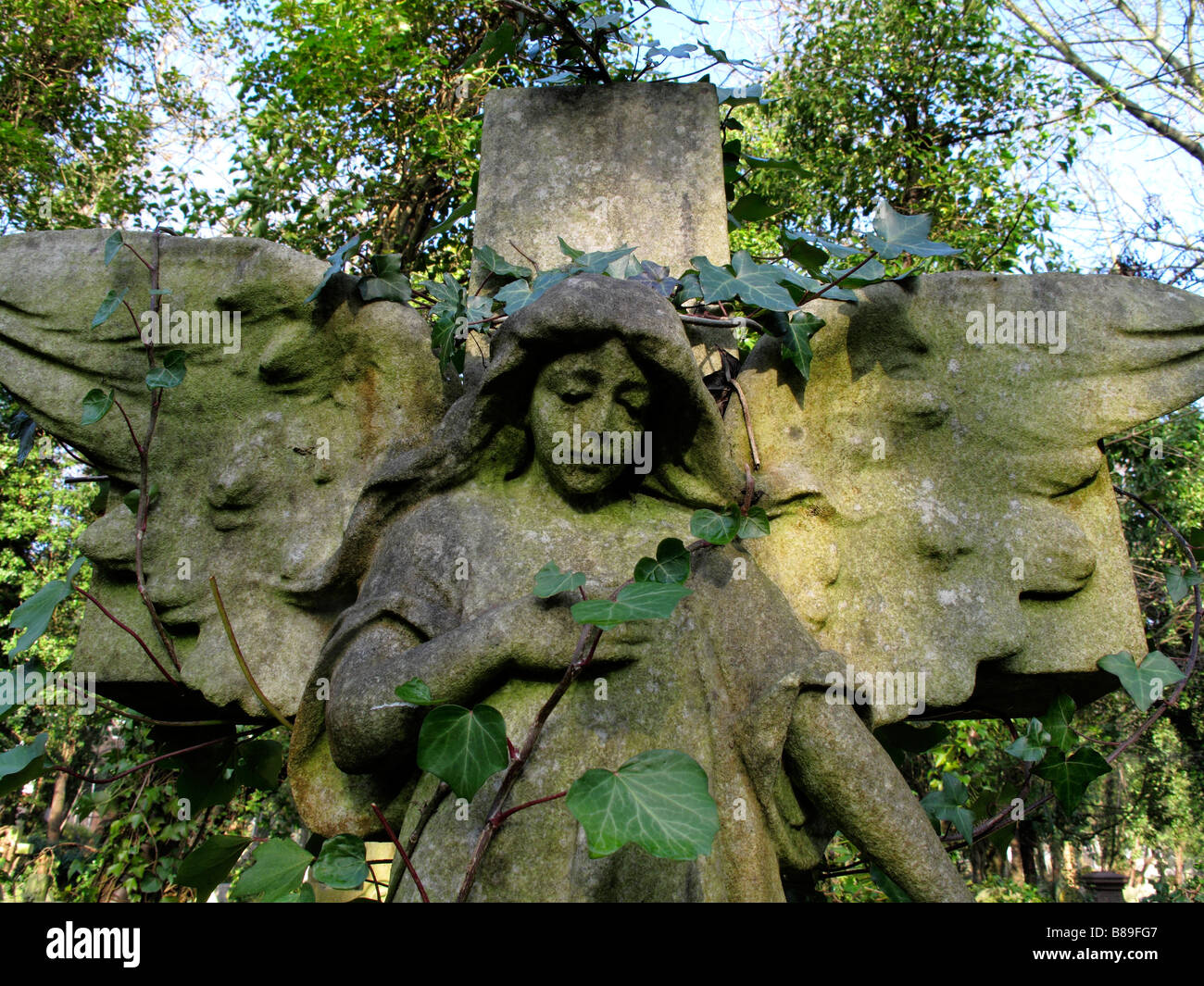 Angelo di pietra nel cimitero di Highgate Foto Stock