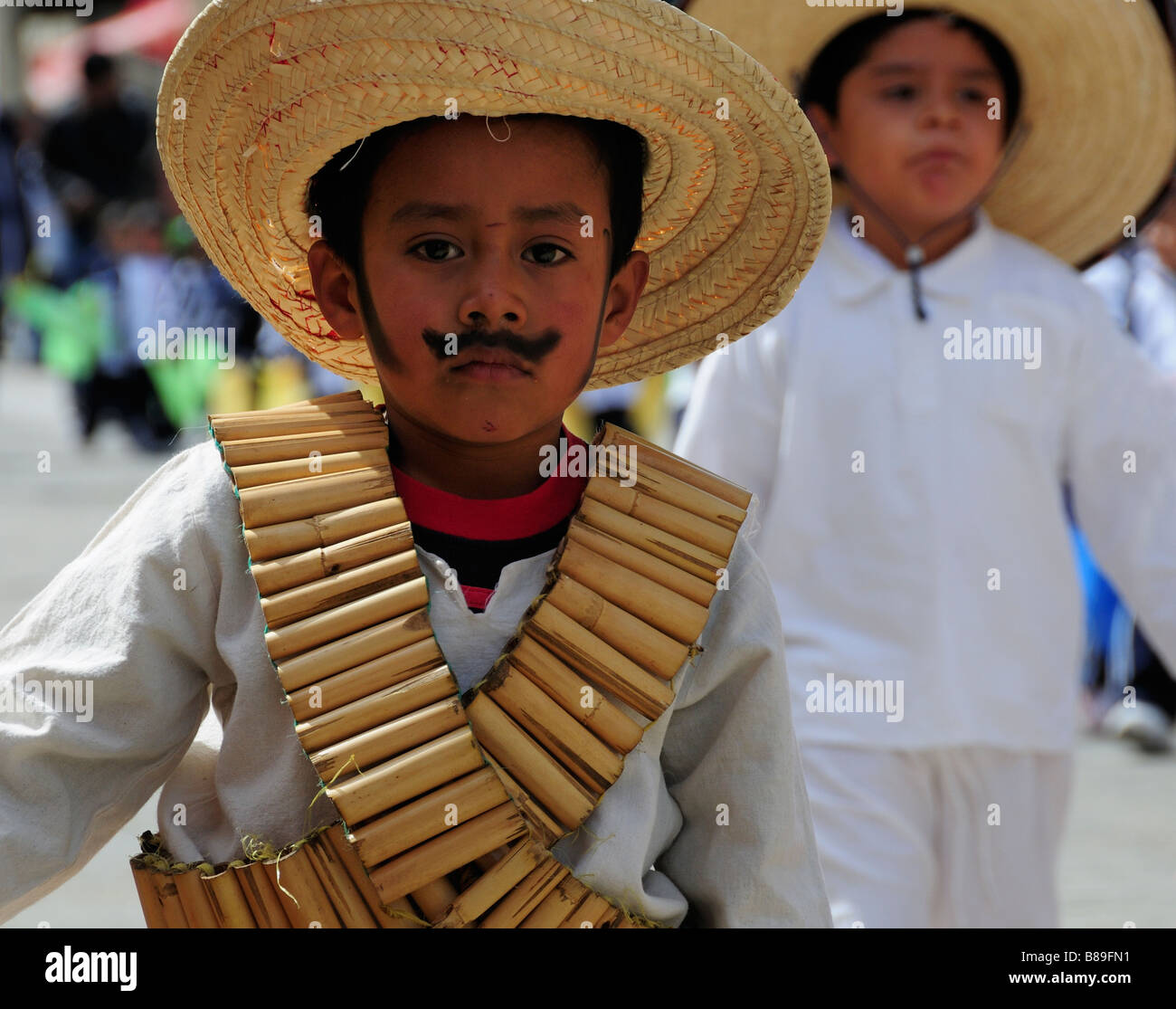 Figli messicani in costume nazionale sfilare sul anniversario della rivoluzione Foto Stock