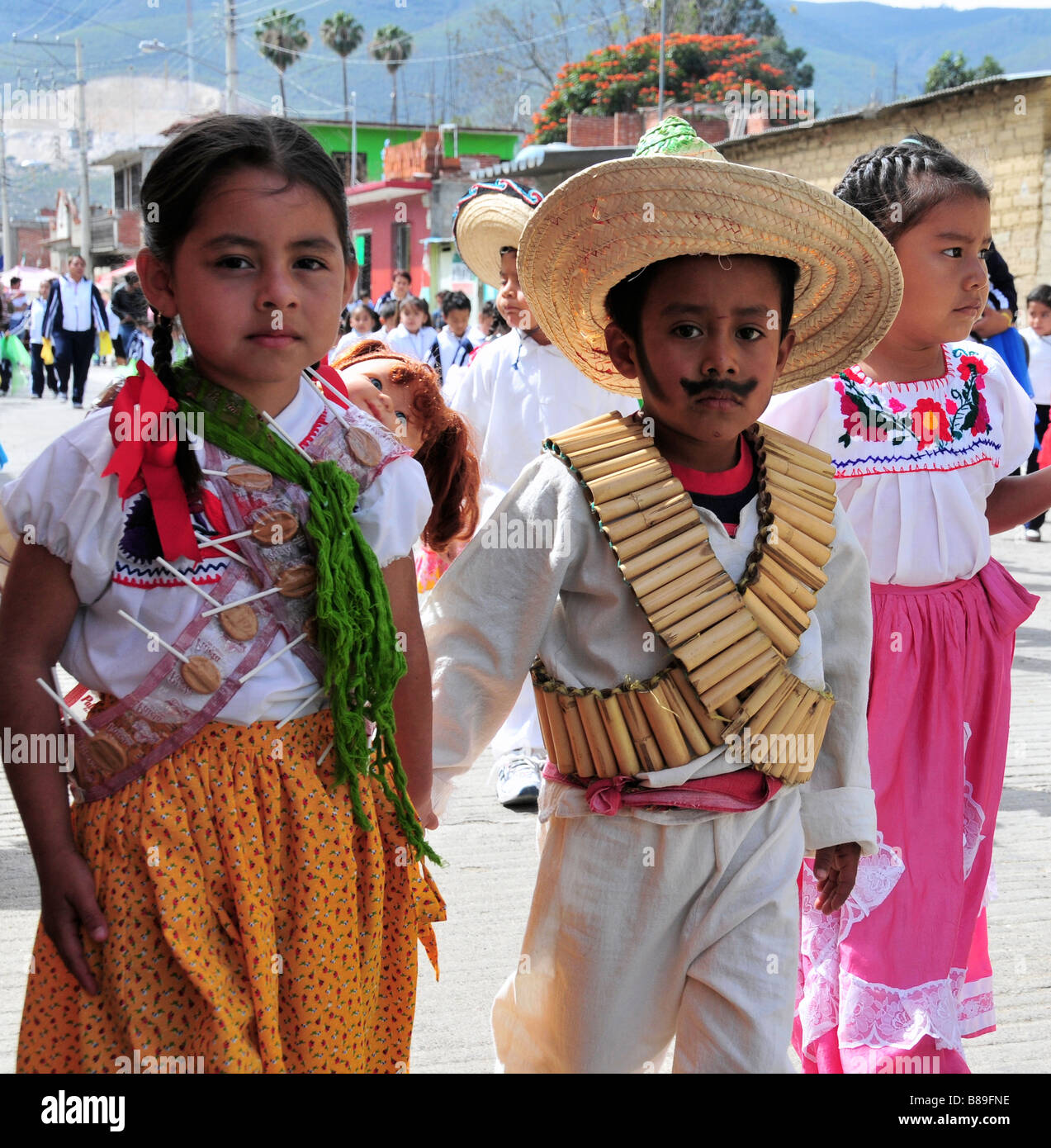 Figli messicani in costume nazionale sfilare sul anniversario della rivoluzione Foto Stock