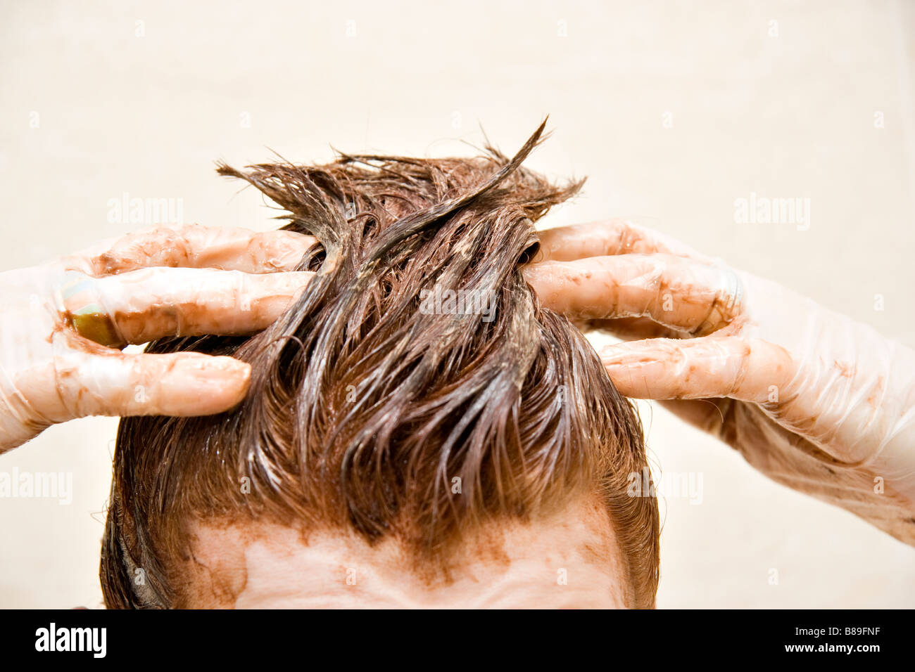 Una donna tinture capelli Foto Stock