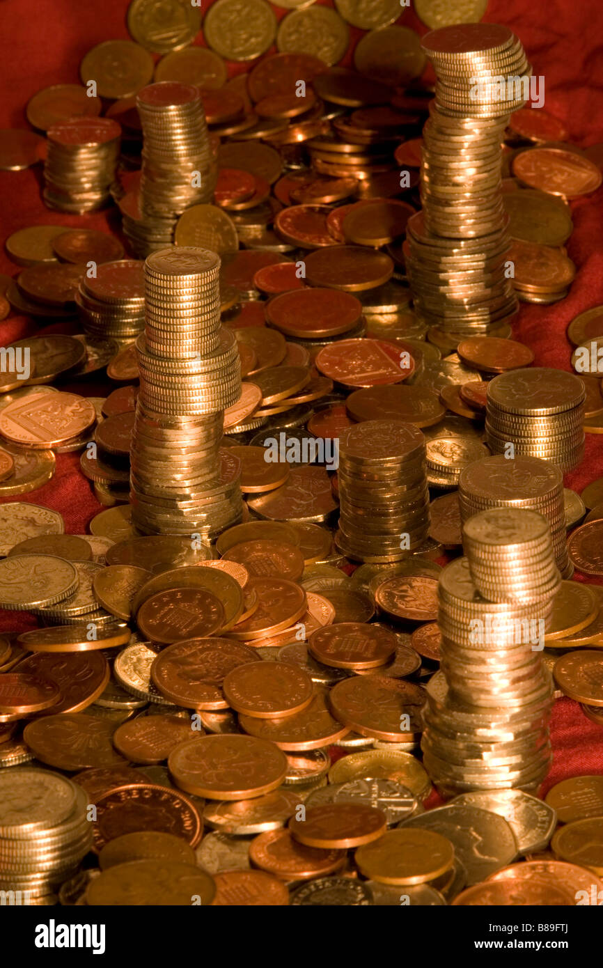 Pile e pile di monete in inglese Foto Stock