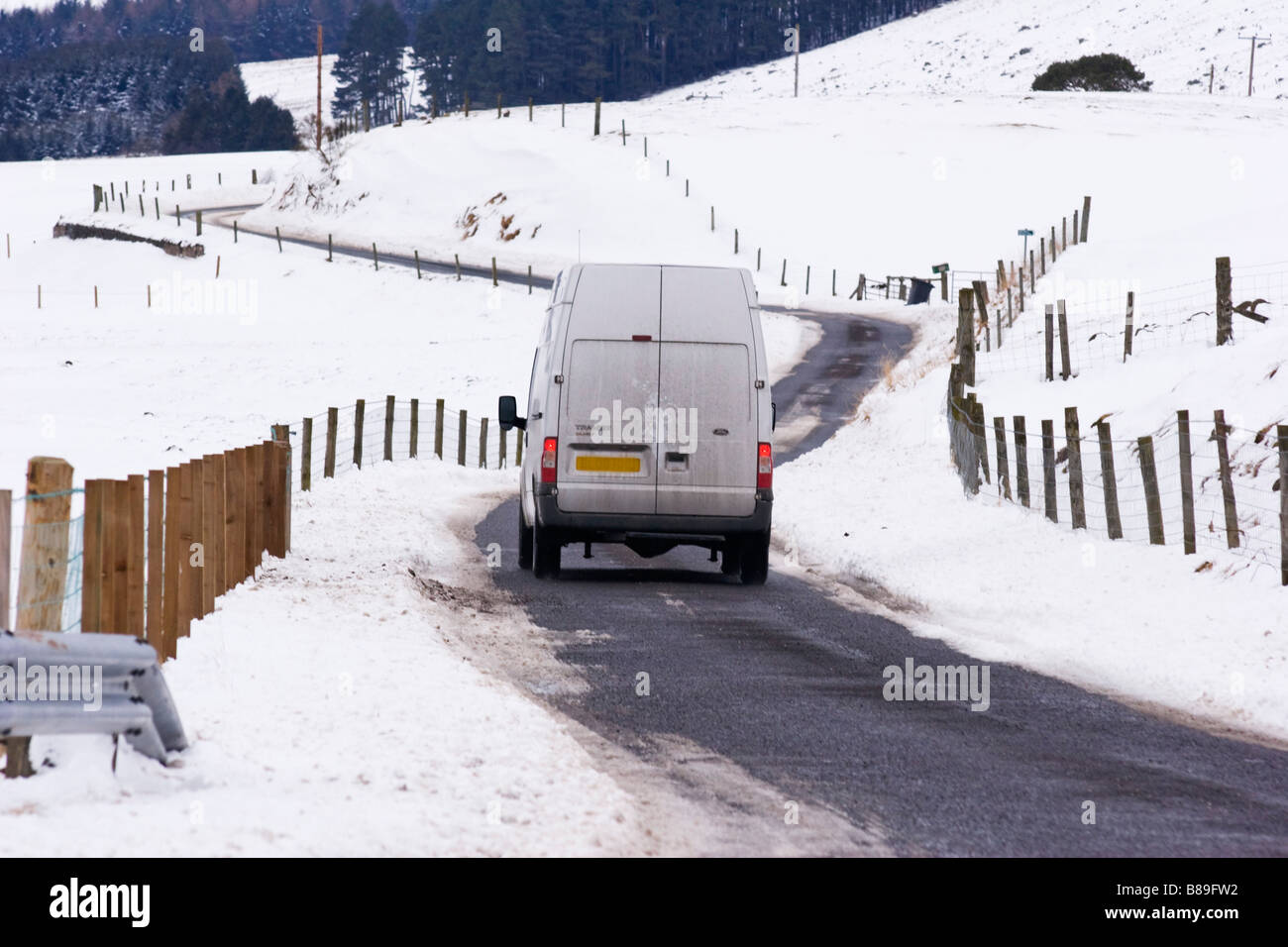 Furgone bianco rurale 0n strada di campagna innevata. Glen Esk, Angus, Scozia Foto Stock