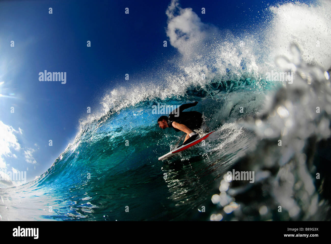 Un giovane surfer ottiene un radicale wave St Ives Cornwall Foto Stock