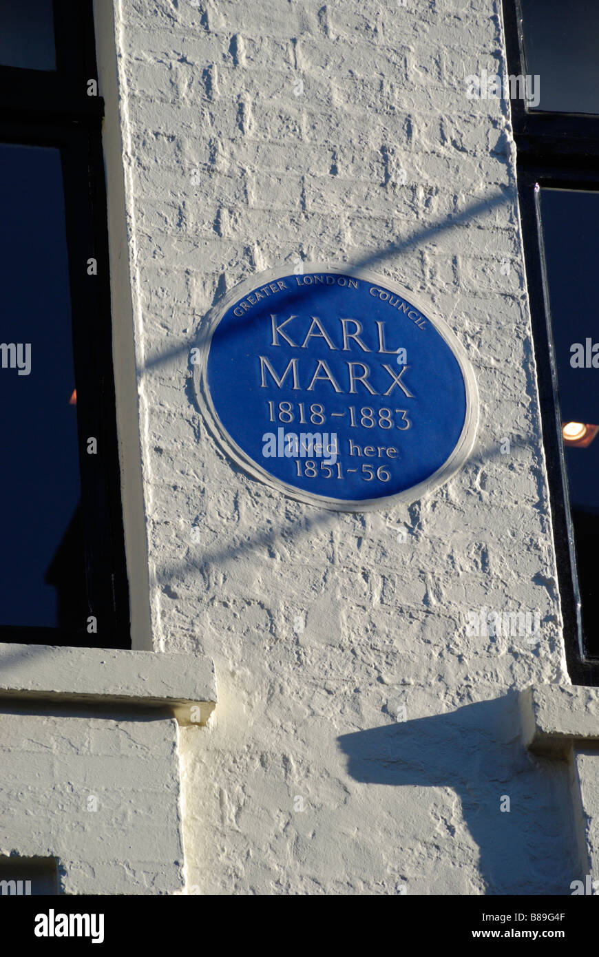 Targa blu segna la casa dove Karl Marx ha vissuto in Dean Street Soho Londra Foto Stock
