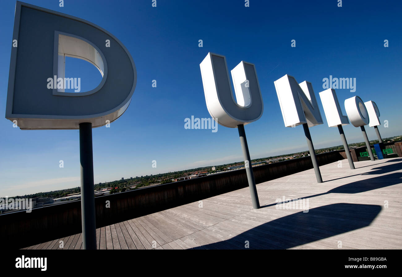 Le scritte di colore bianco sulla parte superiore del Fort Dunlop edificio nei pressi di Erdington, Birmingham West Midlands, sito del vecchio funziona Foto Stock