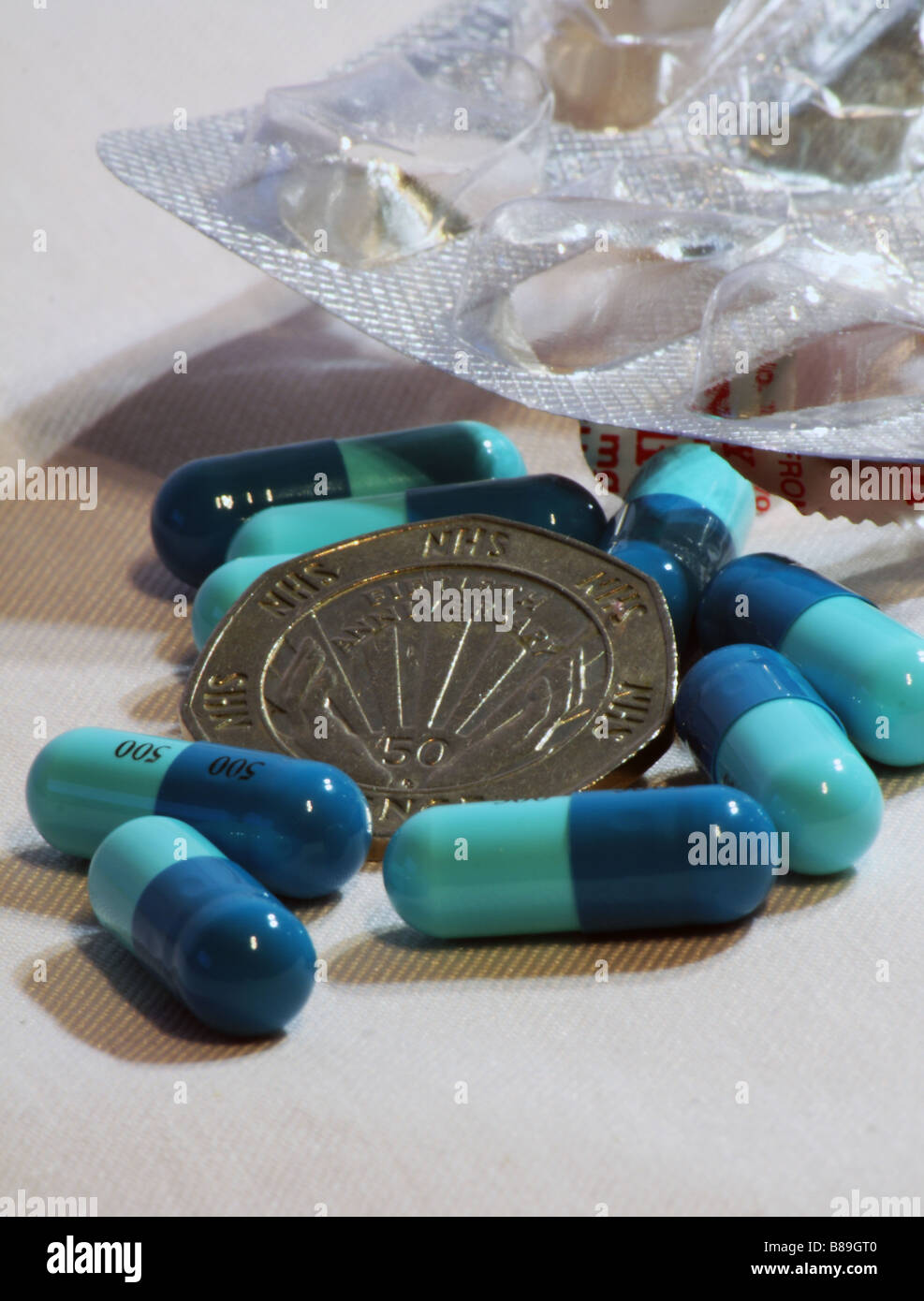 Una fotografia del NHS cinquanta pence pezzo tra prescrizione farmaci antibiotici Foto Stock