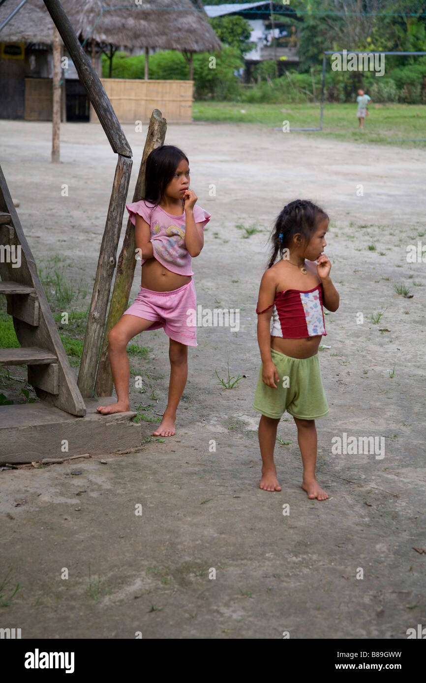 2 poveri bambini portano i piedi nel cortile village Amazonie Ecuador Foto  stock - Alamy