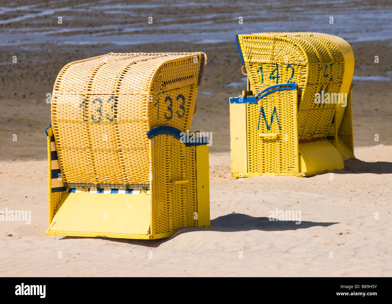 Coperto e sedie da spiaggia in vimini Cuxhaven in Germania Foto Stock