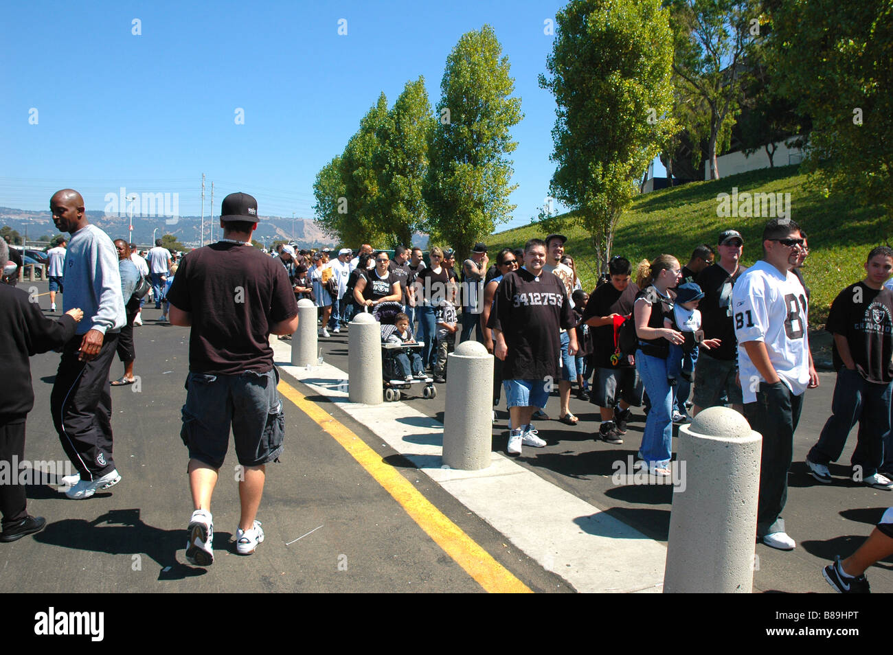 La folla fuori McAfee Coliseum per ventola apprezzamento giorno per la Oakland Raiders Oakland California Agosto 2006 Foto Stock