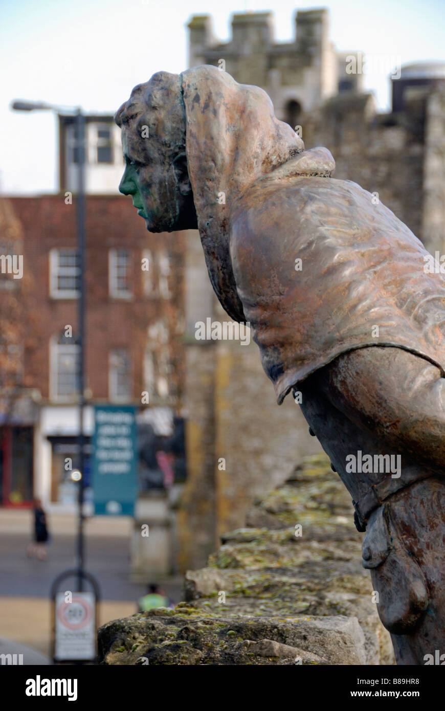 Statua di John Le Fleming guardando oltre le mura della città vecchia con il Bargate nella distanza Southampton Hampshire Inghilterra Foto Stock