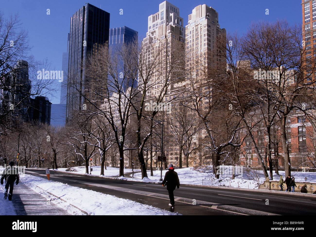 Central Park New York neve scena invernale. Edifici Central Park West. The Century, Trump International Hotel and Tower e 15 Central Park West. STATI UNITI Foto Stock