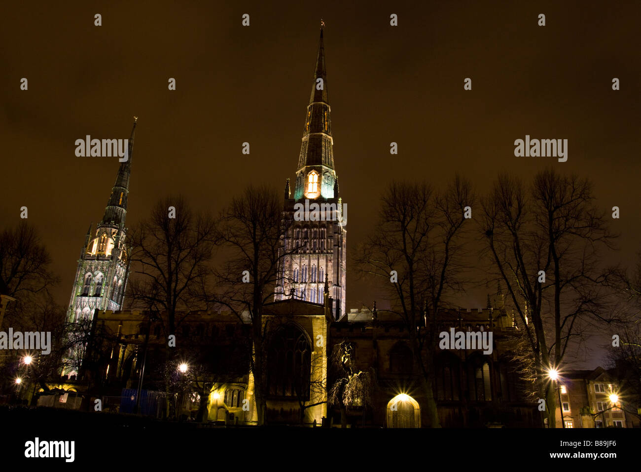 Chiesa della Santa Trinità e la guglia della vecchia cattedrale di notte Midlands Coventry Foto Stock