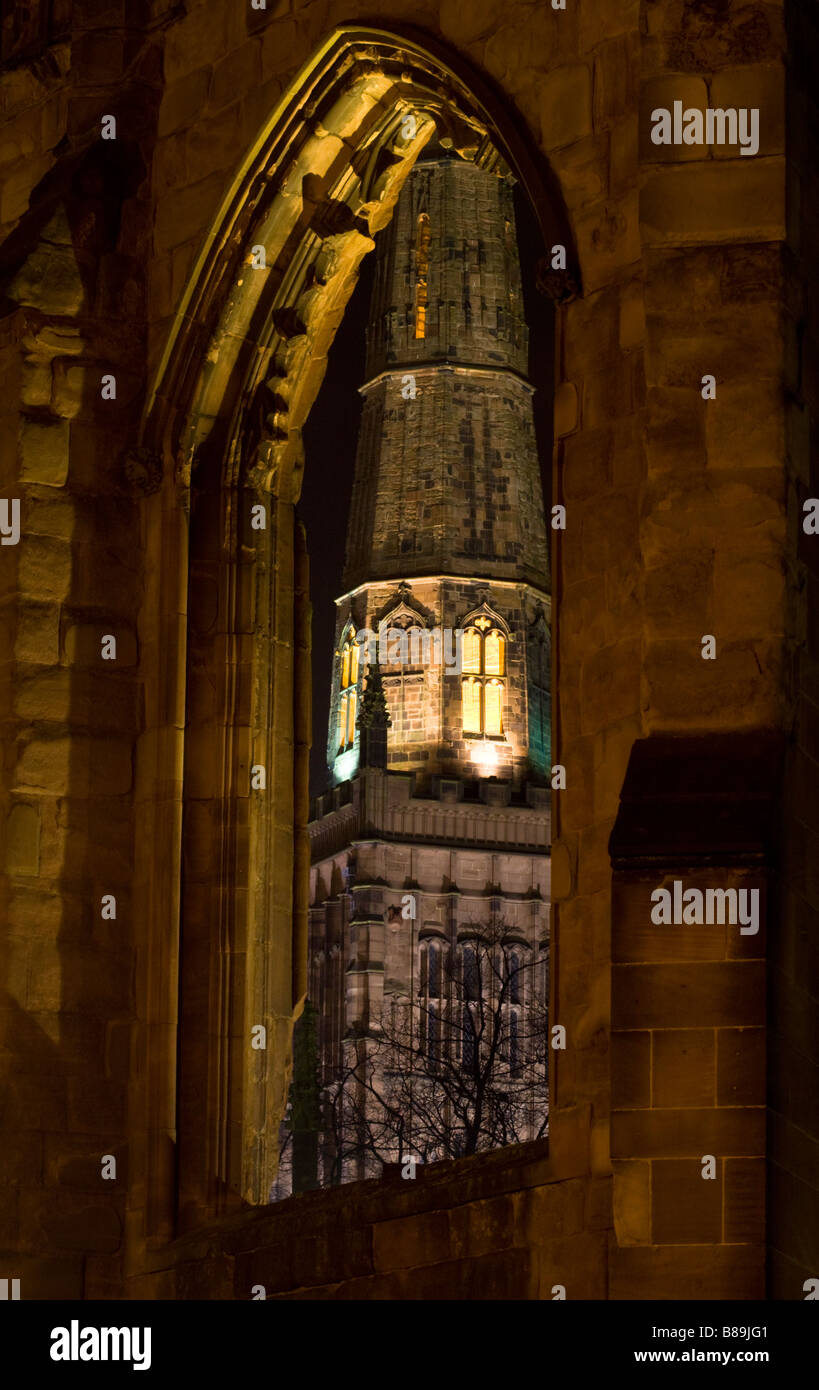 La guglia della chiesa della Santa Trinità visibile attraverso le rovine della vecchia cattedrale Foto Stock