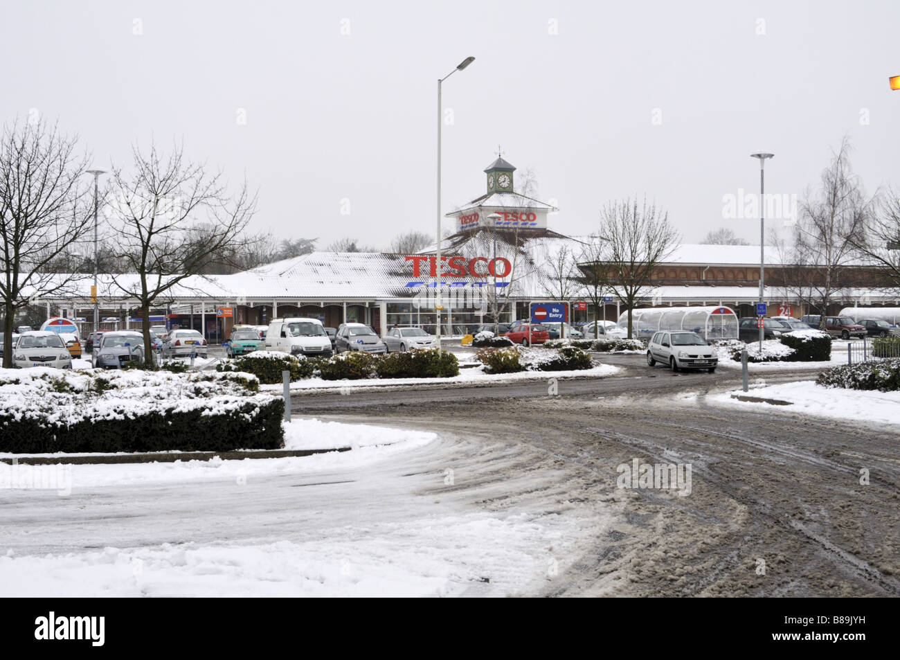 Supermercato Tesco su un inverni nevosi giorno, REGNO UNITO Foto Stock