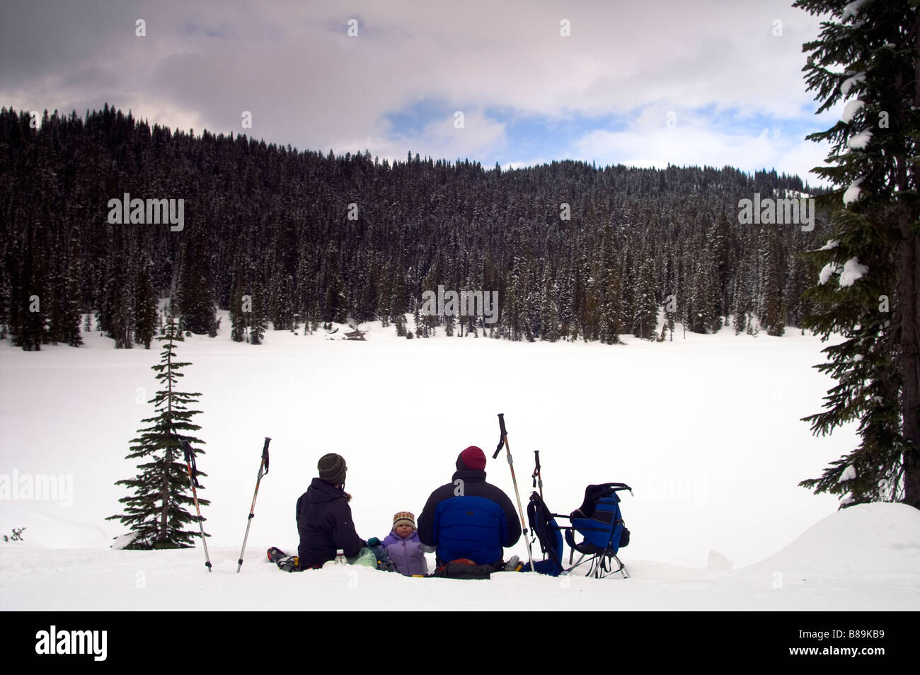 I picnic di famiglia sul Lago di riflessione Snow Wilderness Mt. Rainier National Park Foto Stock