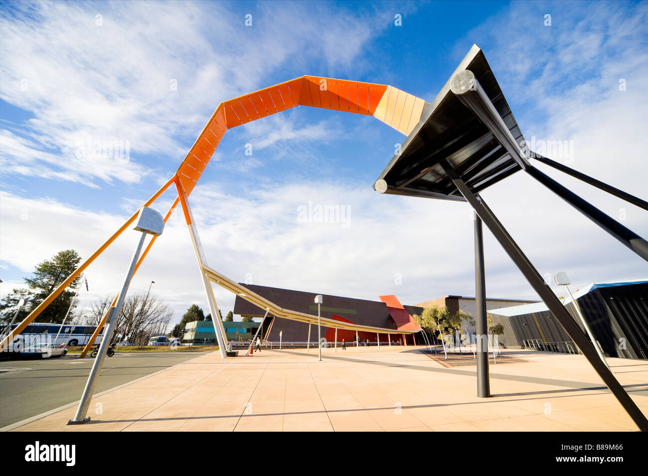 Scultoree e ingresso al Museo Nazionale di Australia. La curva di inizio simbolico linea di Uluru. Foto Stock