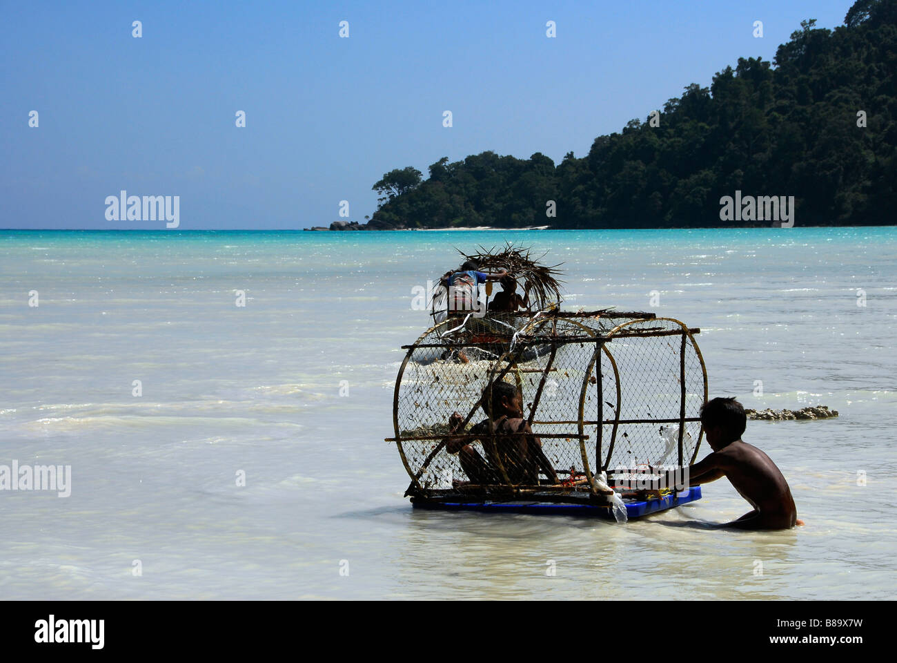 Mare Moken gypsy ragazzi piace giocare con il pesce net,l'isola di Surin,PhangNga, nel sud della Thailandia. Foto Stock