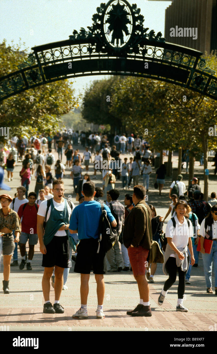 Gli studenti al Gate Sather presso la University of California a Berkeley California USA Foto Stock