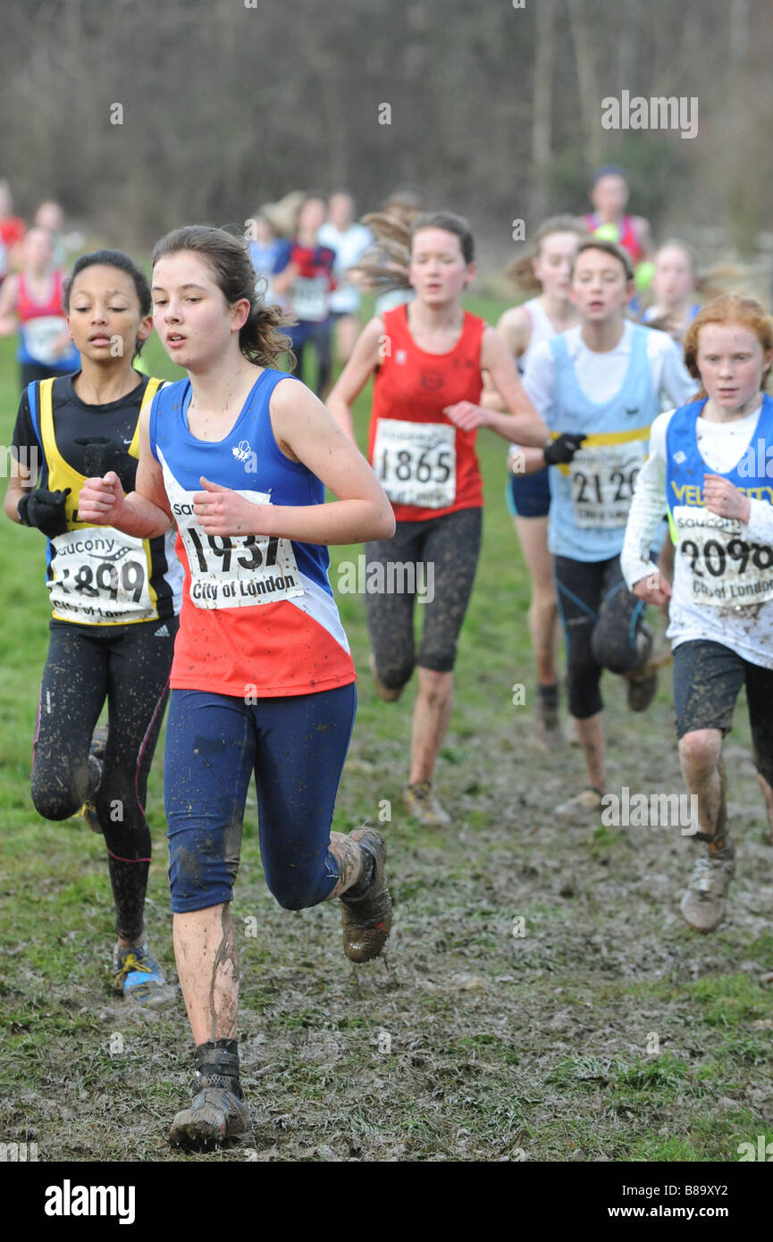 I giovani atleti competere nel cross country gara Foto Stock