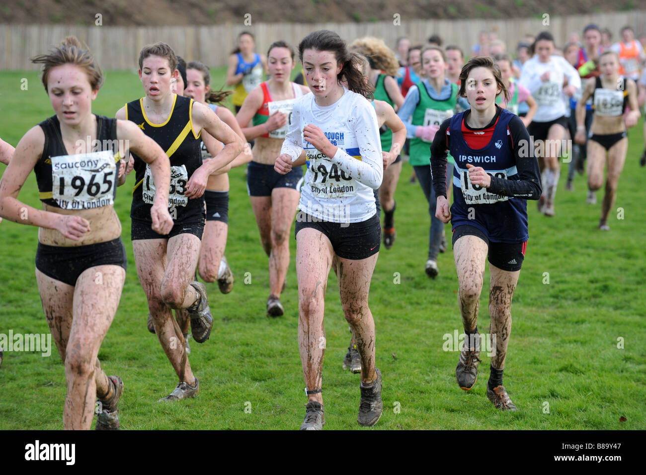 I giovani atleti competere nel cross country gara Foto Stock