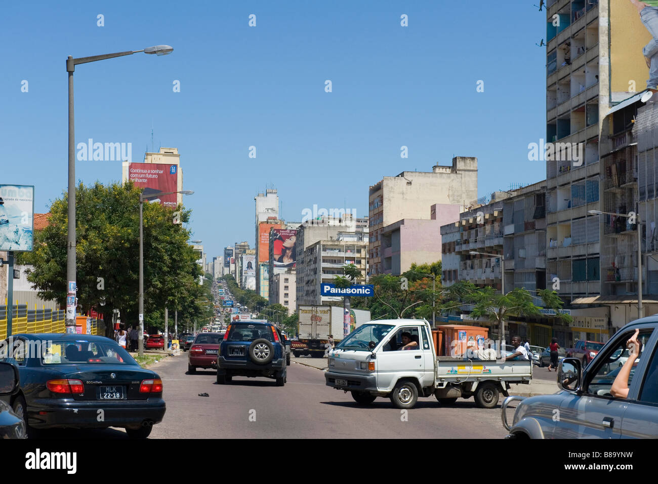 Il traffico nella città di Maputo, Mozambico Foto Stock