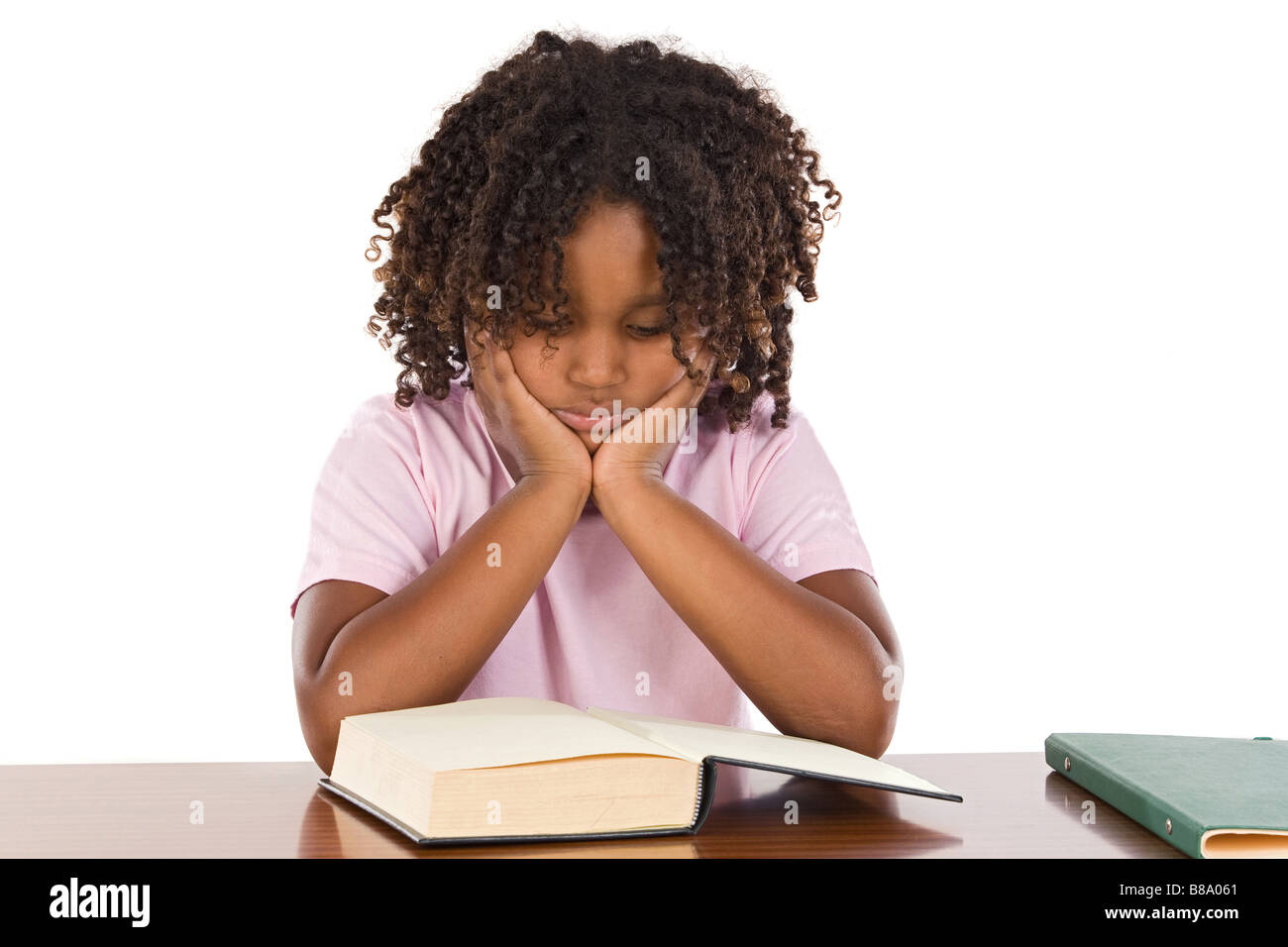 Adorabile ragazza africana una lettura su sfondo bianco Foto Stock