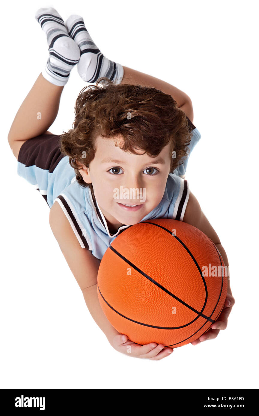 Adorabili bambini che giocano il basket un su sfondo bianco Foto Stock