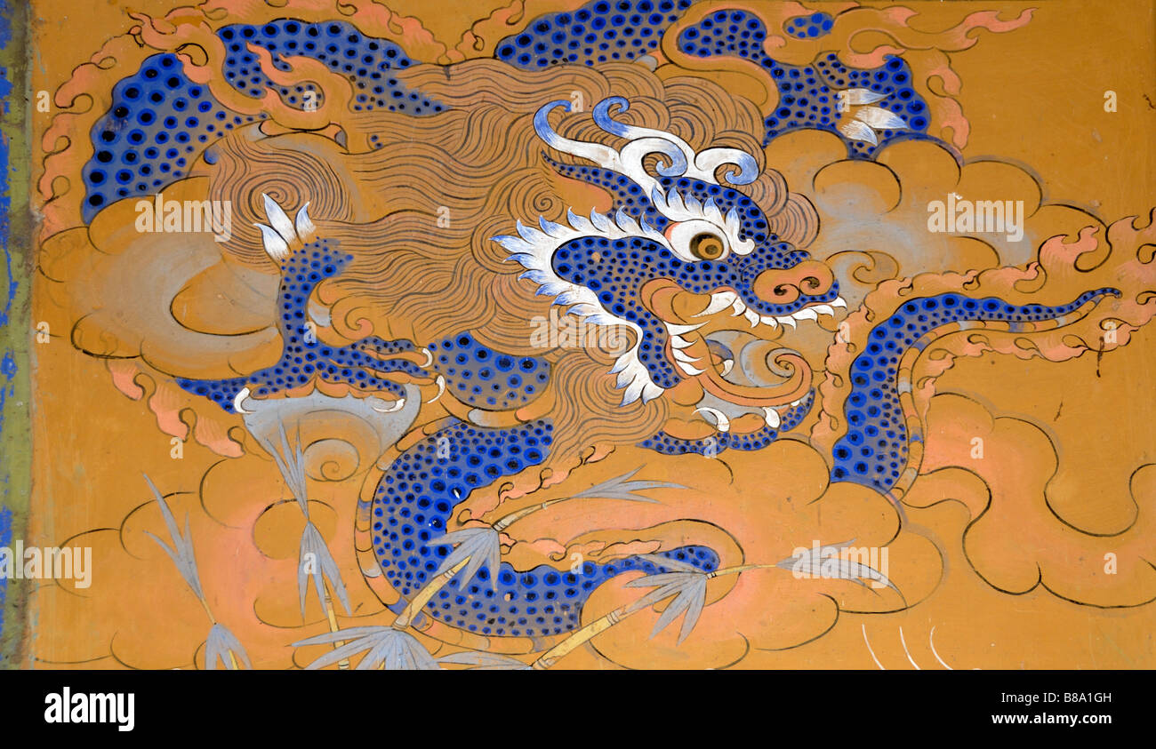 Rappresentazione di un drago azzurro dipinto in tradizionale stile Bhutanese su una parete in Wangdichholing Dzong. Foto Stock