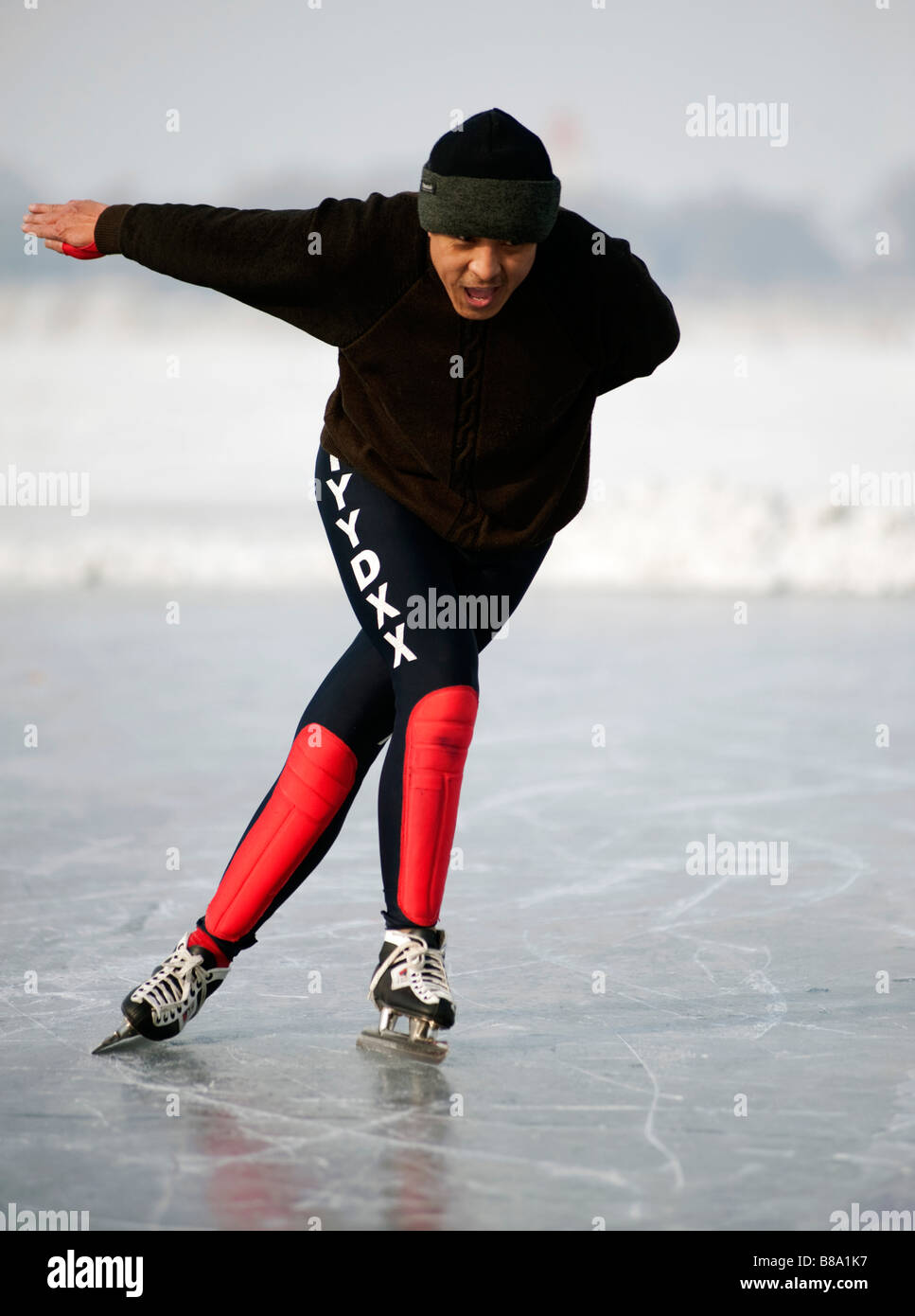 Uomo cinese di pattinaggio sul ghiaccio congelato sul fiume Songhua durante il periodo invernale in Harbin Heilongjiang Cina 2009 Foto Stock