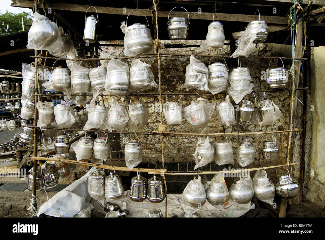 Negozio di vendita di acciaio inossidabile utensili fuori Sachkhand Gurudwarasaheb Gurudwara sahib a Nanded,Maharashtra, India Foto Stock