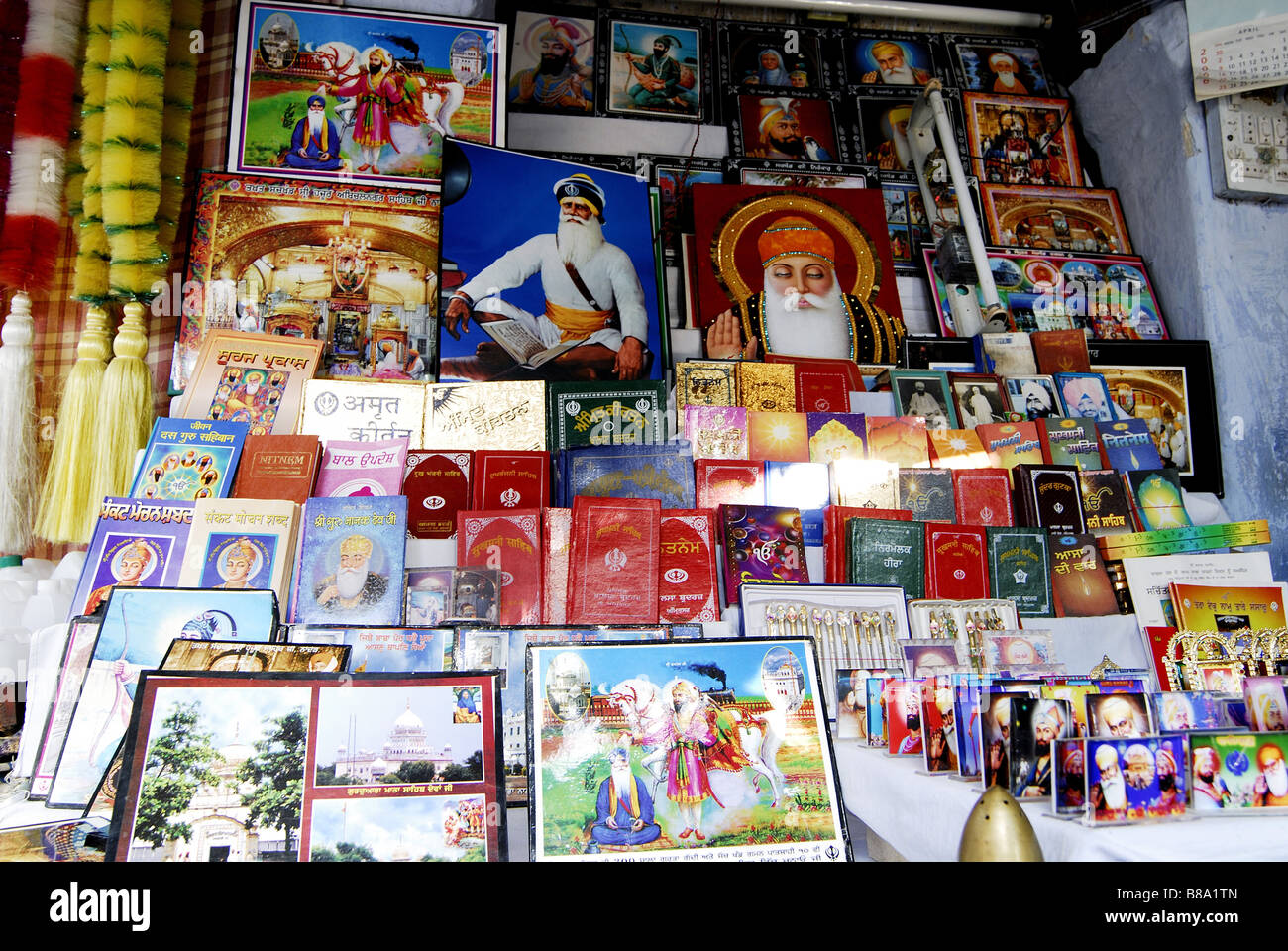 Negozio di vendita foto del Guru sikh compresi il Guru Nanak Saheb,Sachkhand Gurudwarasaheb Gurudwara sahib,Nanded,Maharashtra, India Foto Stock