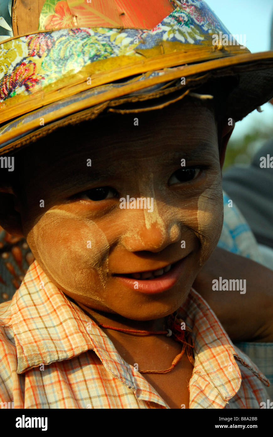 Ragazzo birmano con polvere di tanaka sul suo viso,Tak,nel nord della Thailandia. Foto Stock