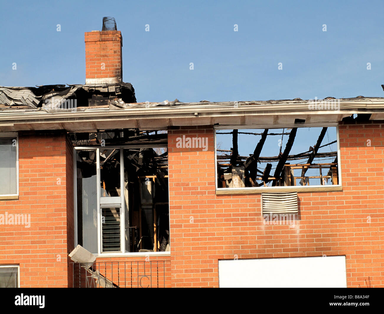 Fire danneggiato edificio di appartamenti. Foto Stock