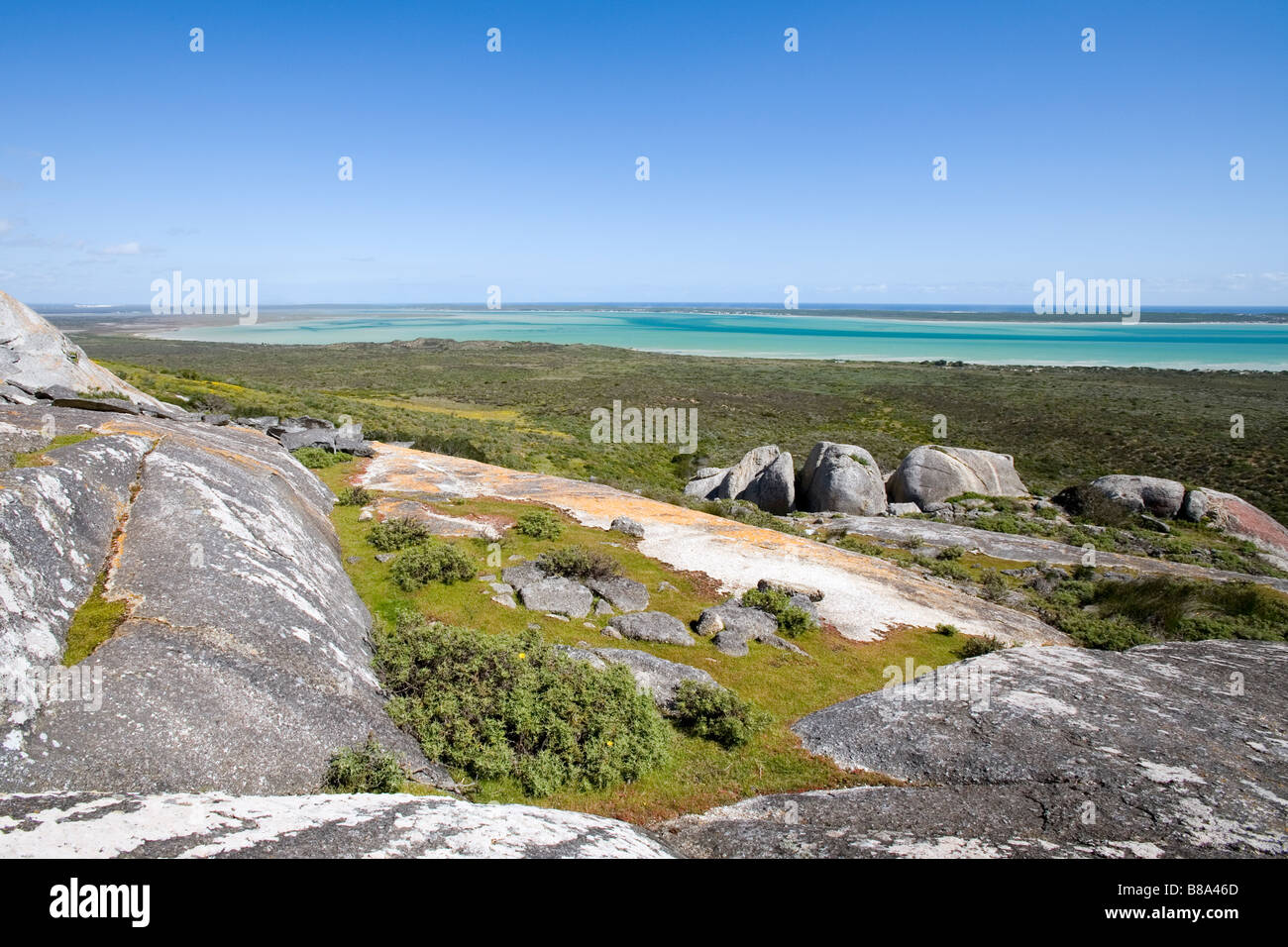 Vista dal promontorio roccioso sulla laguna di Langebaan West Coast National Park in Sud Africa Foto Stock