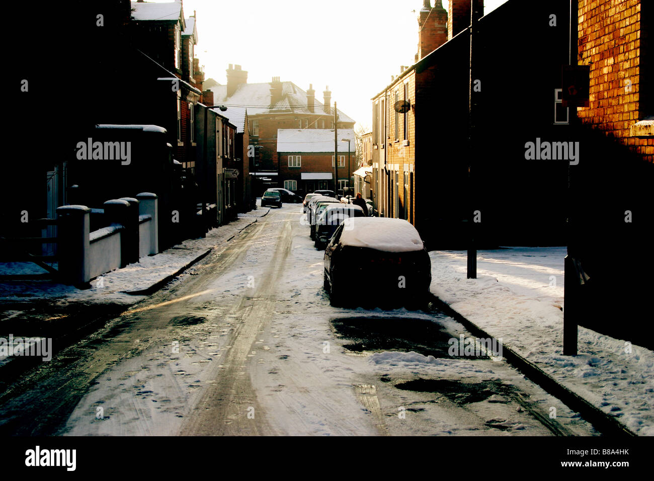 Neve in strada la neve in Mapperley Nottingham REGNO UNITO la neve è stata cancellata sulle tratte principali molto velocemente ma strade laterali e cul de sac sono state in gran parte lasciata intatta di ghiaccio su entrambe la strada e il marciapiede Foto Stock