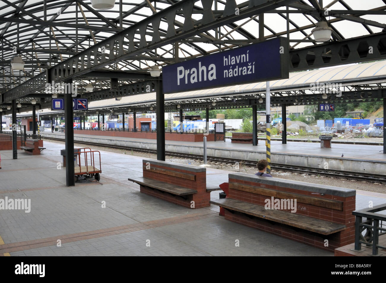 Praga stazione ferroviaria piattaforma, Repubblica Ceca. Foto Stock