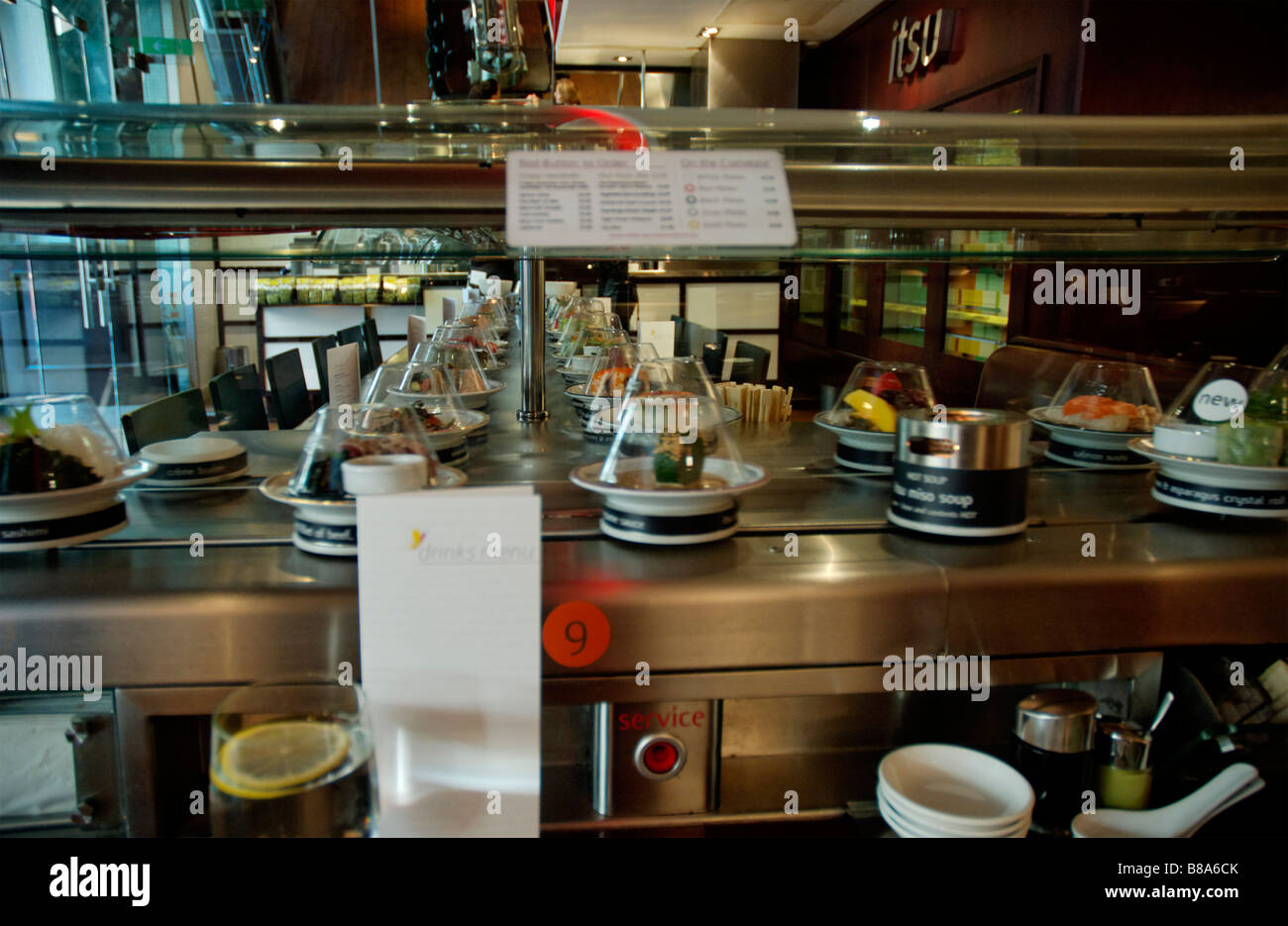 Sushi in movimento su un nastro trasportatore in un ristorante di sushi a  Londra Foto stock - Alamy