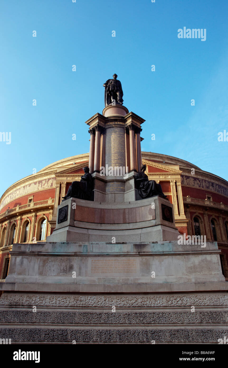 La statua del Principe Alberto di fronte alla Royal Albert Hall di Londra Foto Stock