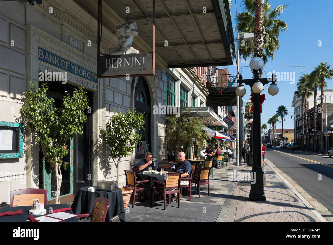 Sidewalk cafe/ristorante sulla Settima Avenue nel quartiere storico di Ybor City, Tampa, Florida, Stati Uniti d'America Foto Stock