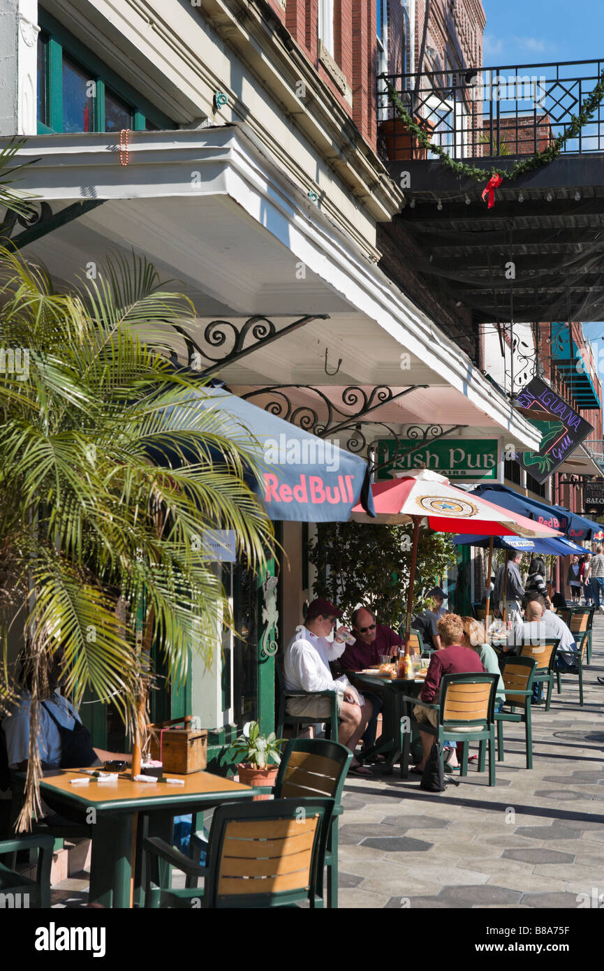 Sidewalk cafe/ristorante sulla Settima Avenue nel quartiere storico di Ybor City, Tampa, Florida, Stati Uniti d'America Foto Stock