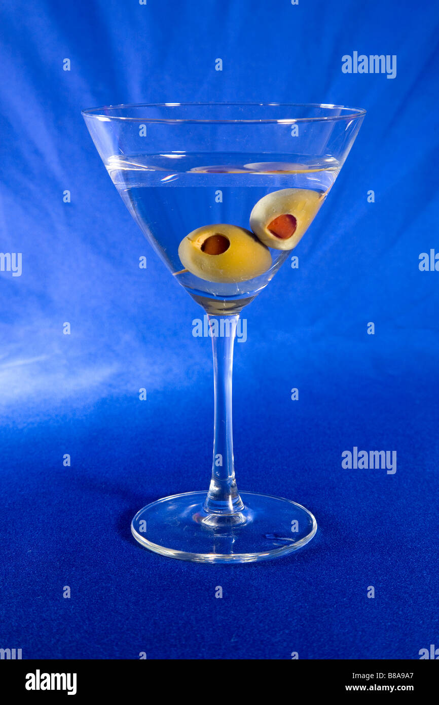 Due spagnolo olive in un freddo secco vodka martini agitato non mescolato Foto Stock