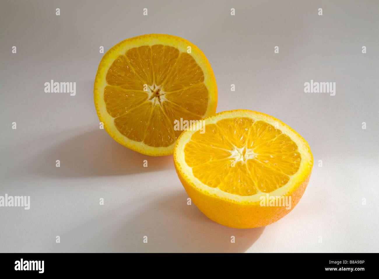 Ancora vita FRUTTA ORTAGGI due metà di una arancia navel uniformemente a fette Foto Stock