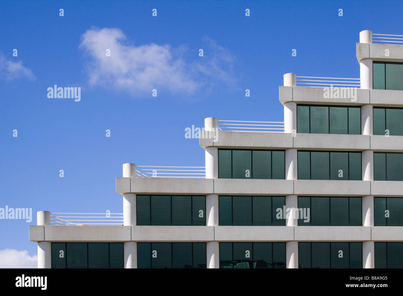 Dettagli architettonici di ufficio moderno edificio con terrazze sul tetto in un modello di stairstep Silicon Valley in California Foto Stock