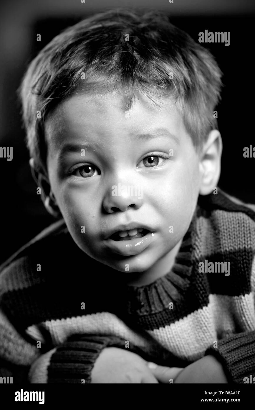 Triste ragazzo ritratto in bianco e nero Foto Stock