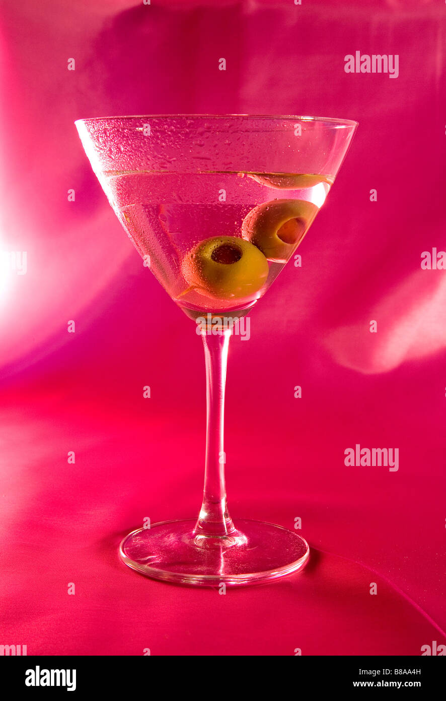 Due spagnolo olive in un Vodka Martini agitato non mescolato Foto Stock