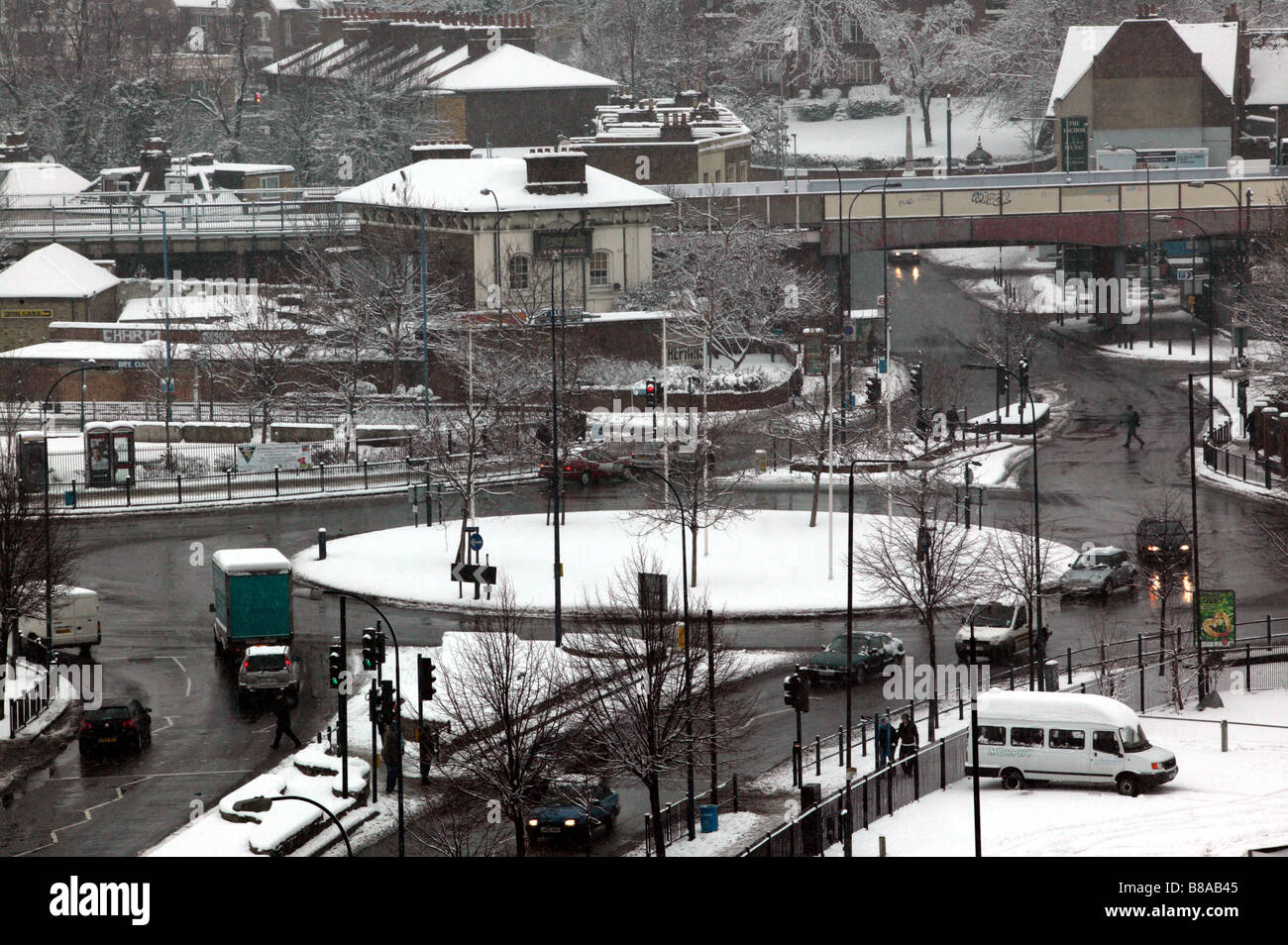 Vista aerea coperta di neve della rotatoria, dell'incrocio di Loampit vale, Lewisham High Street, Molesworth Street e Lewisham Hill Foto Stock