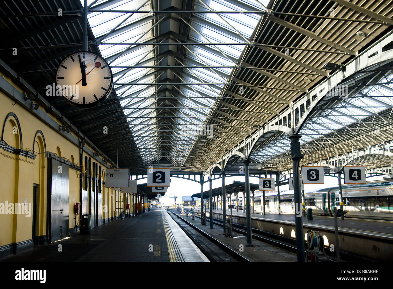 Vecchia Stazione ferroviaria terminale a mezzogiorno Foto Stock