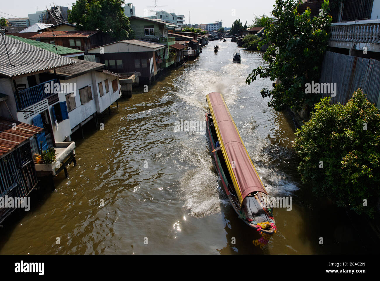 Long Tail navi passeggeri che viaggiano lungo Khlong Mon fiume canal Thonburi distretto a Bangkok in Tailandia Foto Stock