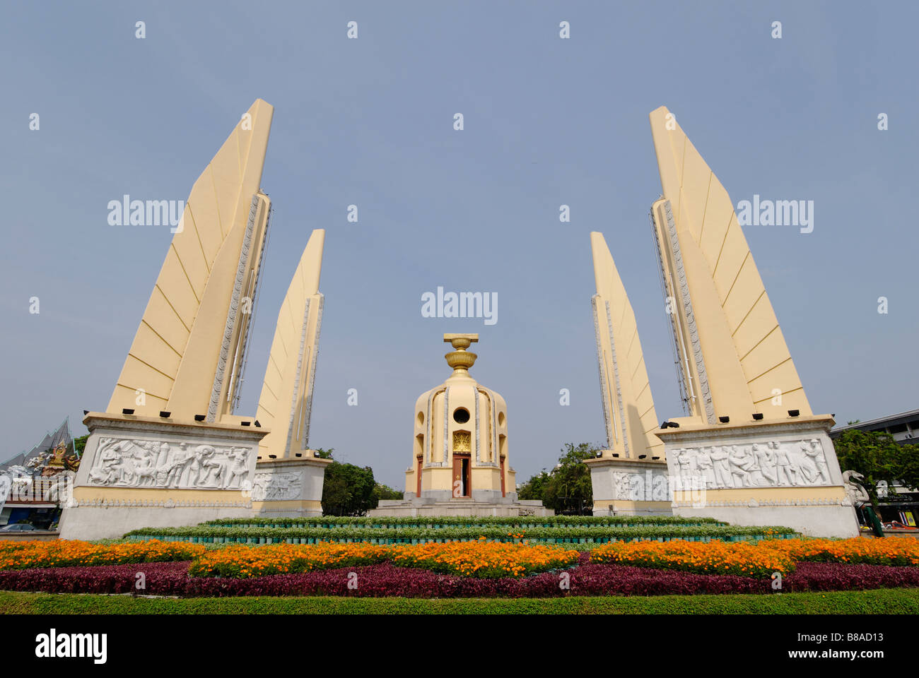 La democrazia monumento costruito dopo il militare ha rovesciato la monarchia assoluta nel 1932 - Bangkok, Thailandia Foto Stock